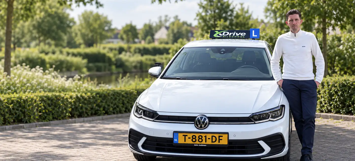 Rijschool XDrive lesauto op de weg